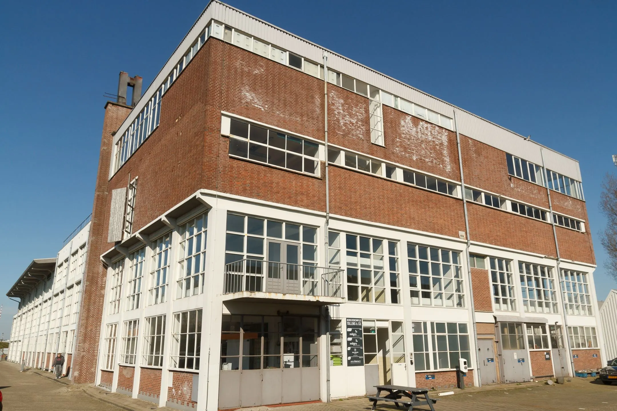 Voormalig industrieel pand aan de Overschieseweg 35-3 met rode bakstenen gevel en grote raampartijen.