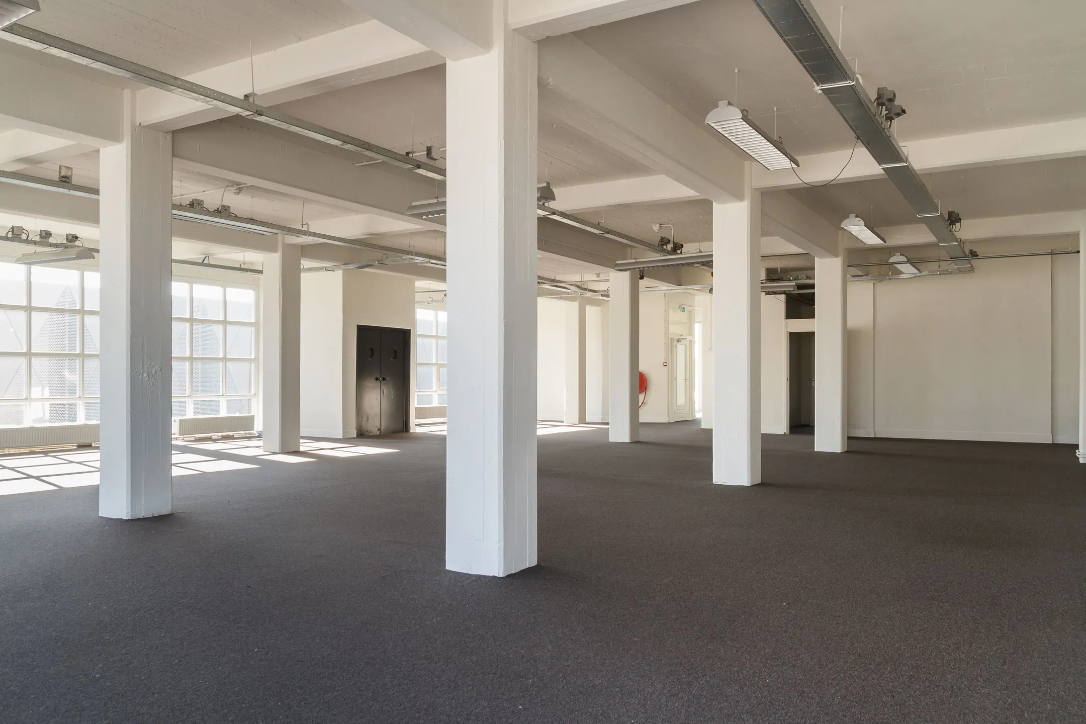 Licht en open kantoorpand met witte kolommen aan de Overschieseweg 35.