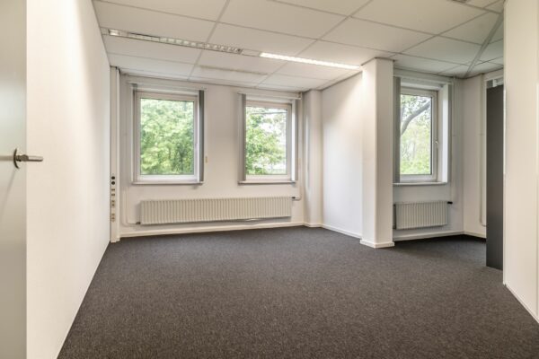 Leeg kantoorruimte met drie ramen en grijze vloerbedekking aan de Paardeweide 2A-4C.