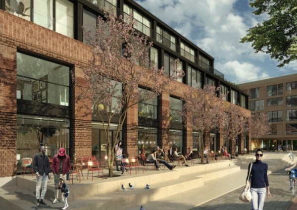 Moderne gevel van Papaverweg 37B met rode stoelen, bloeiende bomen en mensen die ontspannen op het terras zitten.