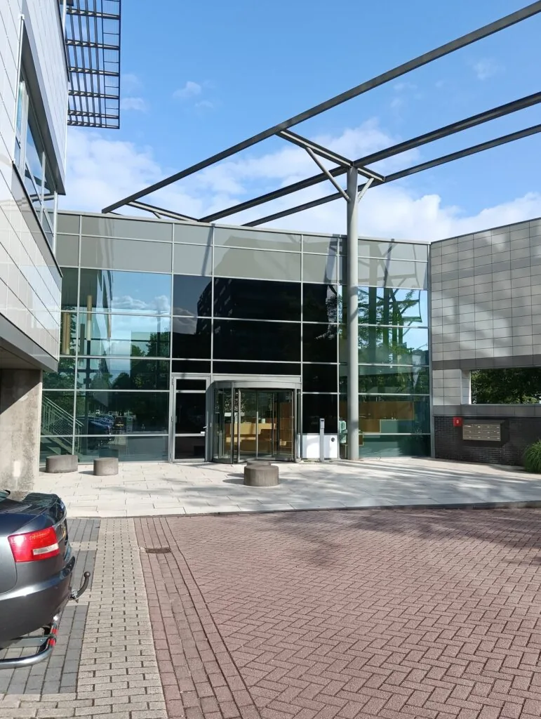 Moderne glazen entree van het kantoorgebouw aan de Papendorpseweg 75 op een zonnige dag.