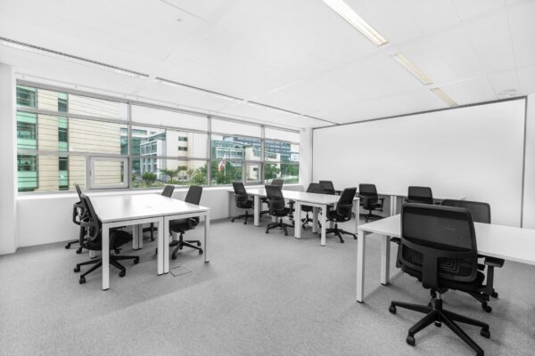 Moderne en lichte kantoorruimte aan de Papendorpseweg 95 met meerdere bureaus en bureaustoelen.