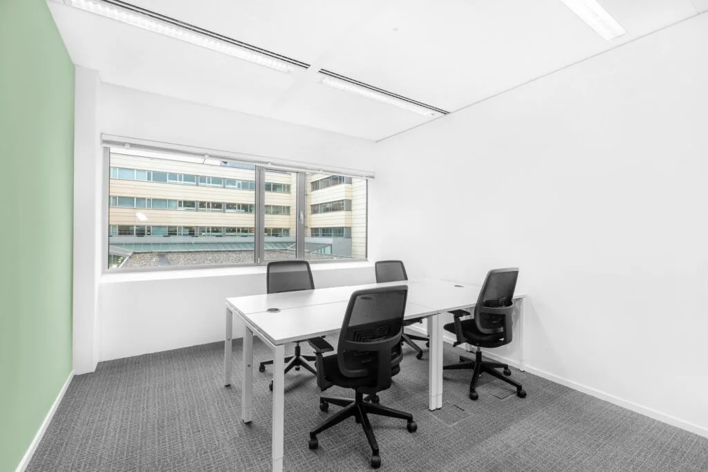 Kleine, moderne kantoorruimte met vier bureaustoelen en uitzicht op het gebouw aan de Papendorpseweg 95.