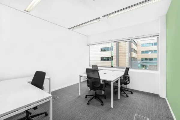 Licht en modern kantoor met vier bureaus en grote ramen aan de Papendorpseweg 95.