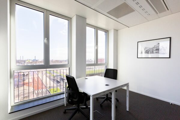 Licht en modern kantoor met twee bureaustoelen en uitzicht op Parijsboulevard.
