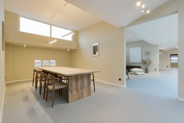 Moderne, minimalistisch ingerichte eet- en woonkamer in neutrale tinten in woning Parkstraat 183_11.