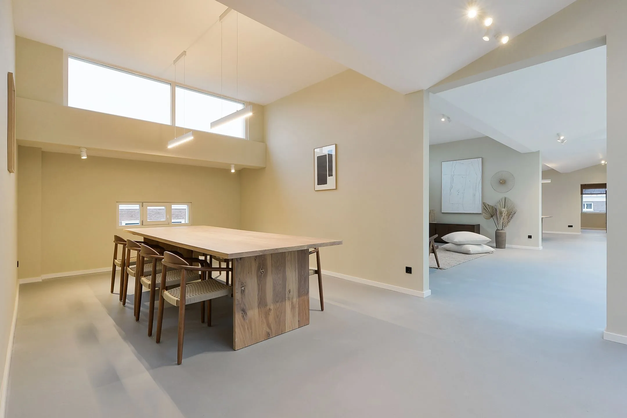 Moderne, minimalistisch ingerichte eet- en woonkamer in neutrale tinten in woning Parkstraat 183_11.