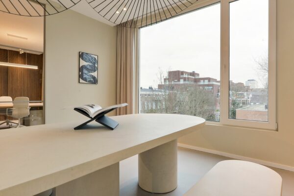 Modern ingerichte vergaderruimte in Parkstraat 183 met groot raam en uitzicht op de stad.
