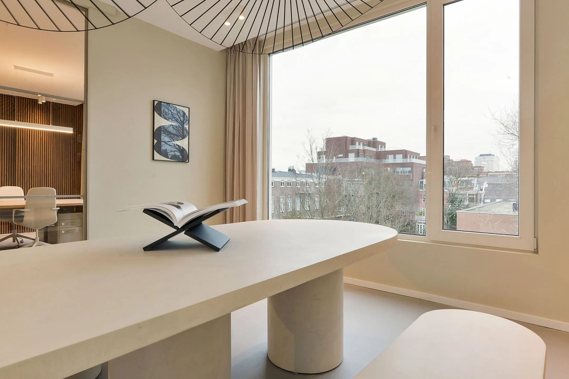 Modern ingerichte vergaderruimte in Parkstraat 183 met groot raam en uitzicht op de stad.