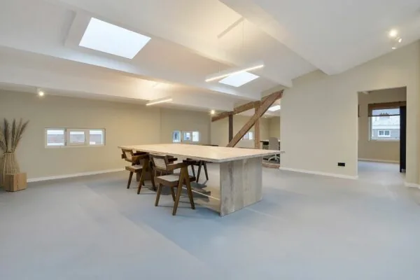 Licht en ruim kantoorinterieur aan Parkstraat 183 met een grote houten vergadertafel en moderne afwerking.