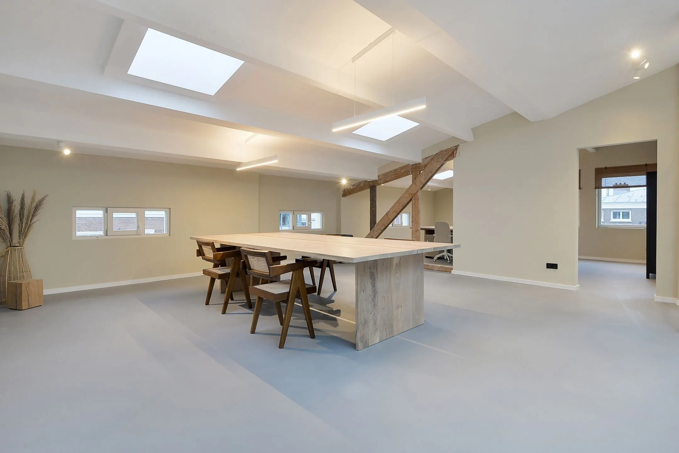 Licht en ruim kantoorinterieur aan Parkstraat 183 met een grote houten vergadertafel en moderne afwerking.