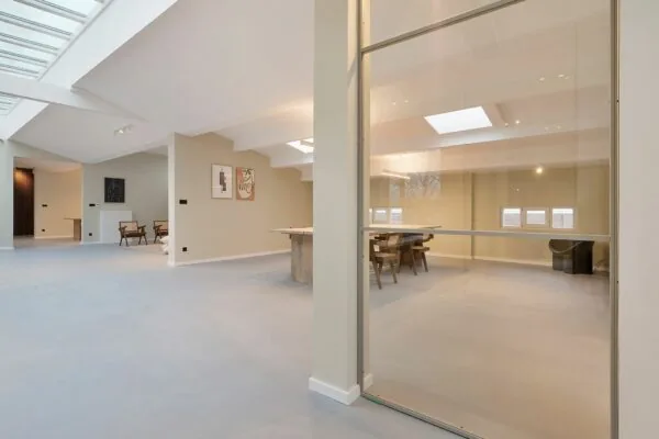 Ruime, modern ingerichte woonkamer en eetkamer in Parkstraat 183_4 met grote ramen en strakke afwerking.