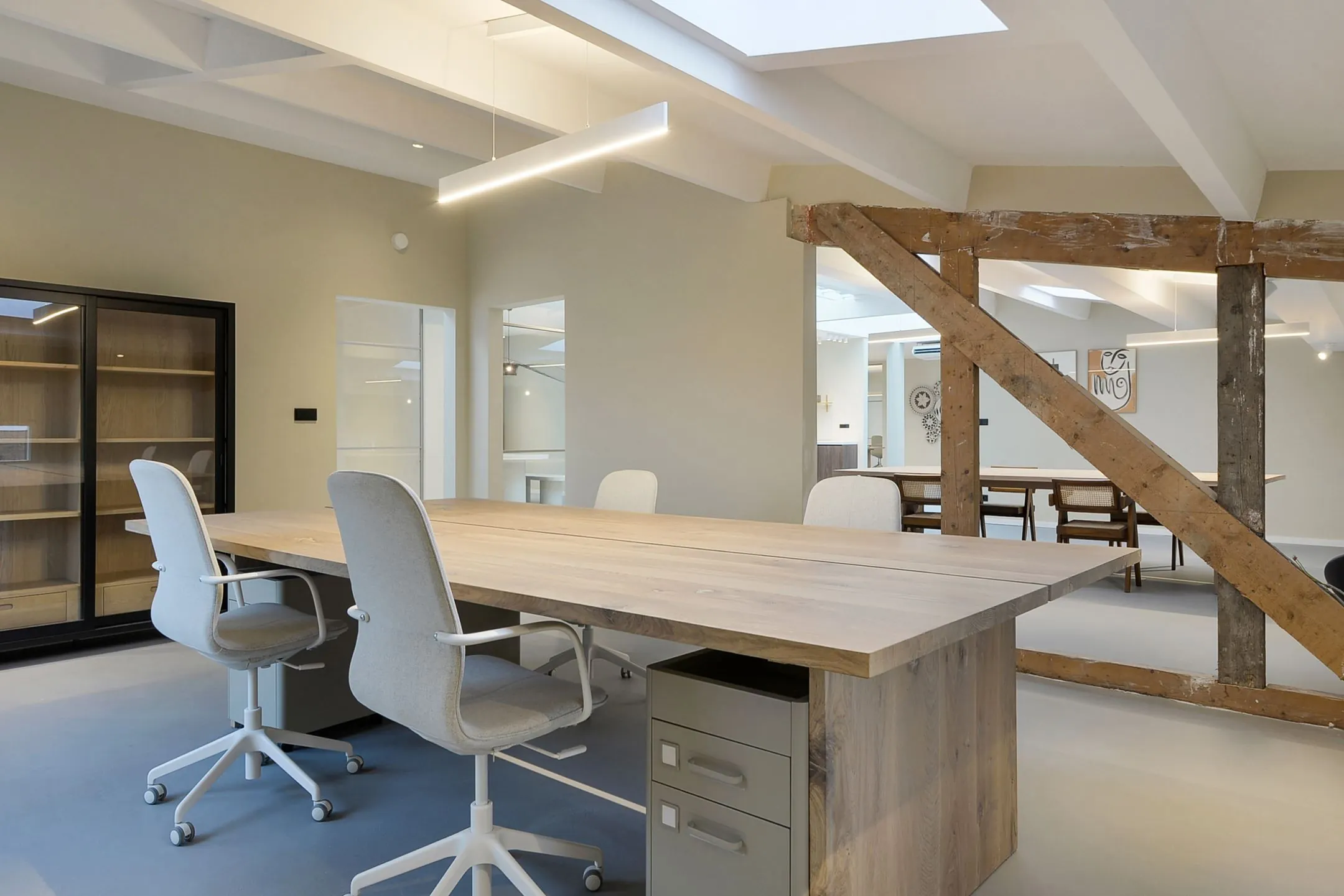 Moderne kantoorruimte in Parkstraat 183_8 met houten vergadertafel, bureaustoelen en zichtbare houten balken.