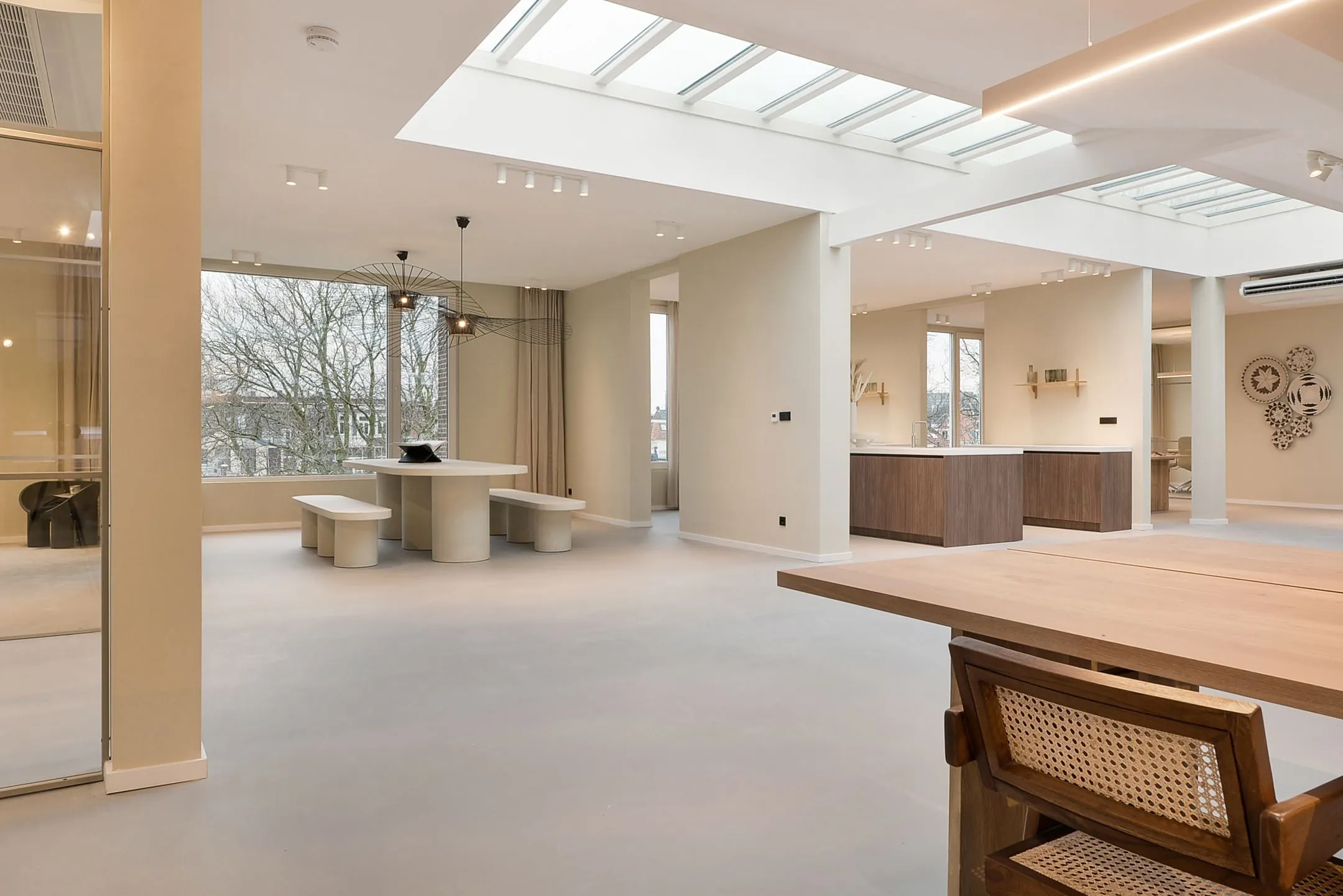 Moderne, lichte woonruimte aan Parkstraat 183_9 met open keuken, eethoek en grote dakramen.