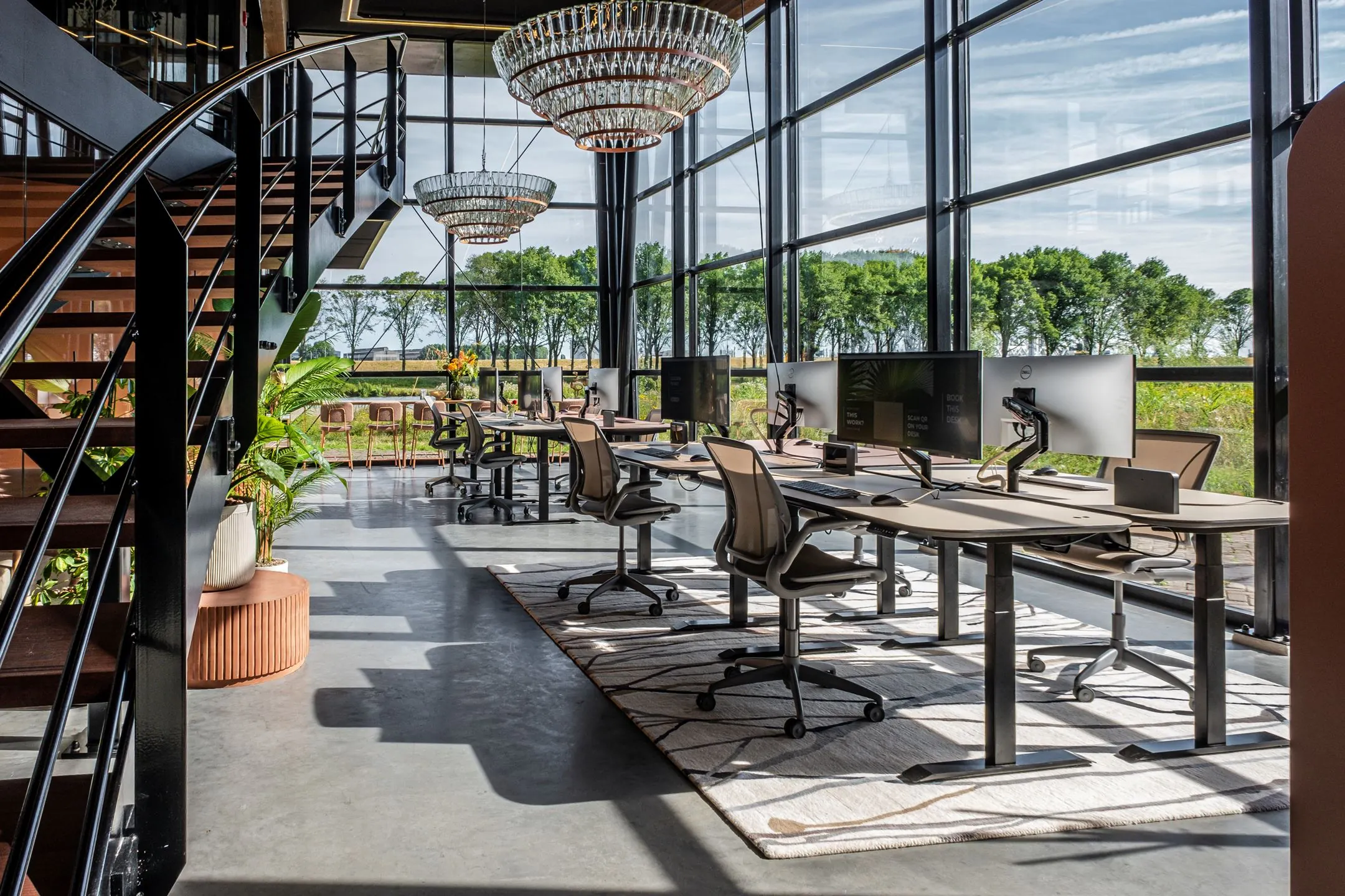 Moderne kantoorruimte aan Plaatweg 15 met grote raampartijen, open werkplekken en uitzicht op groen landschap.