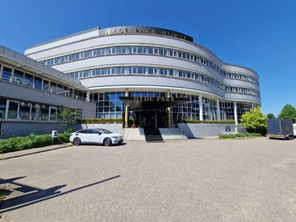 Vooraanzicht van het kantoorgebouw Hyde Park House aan de Planetenweg 5 op een zonnige dag.