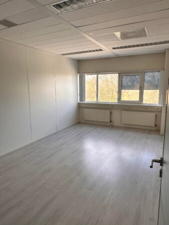 Lichte, lege kantoorruimte met grote ramen aan de Planetenweg 5.