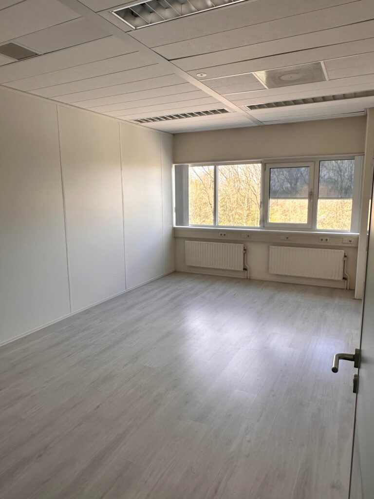 Lichte, lege kantoorruimte met grote ramen aan de Planetenweg 5.