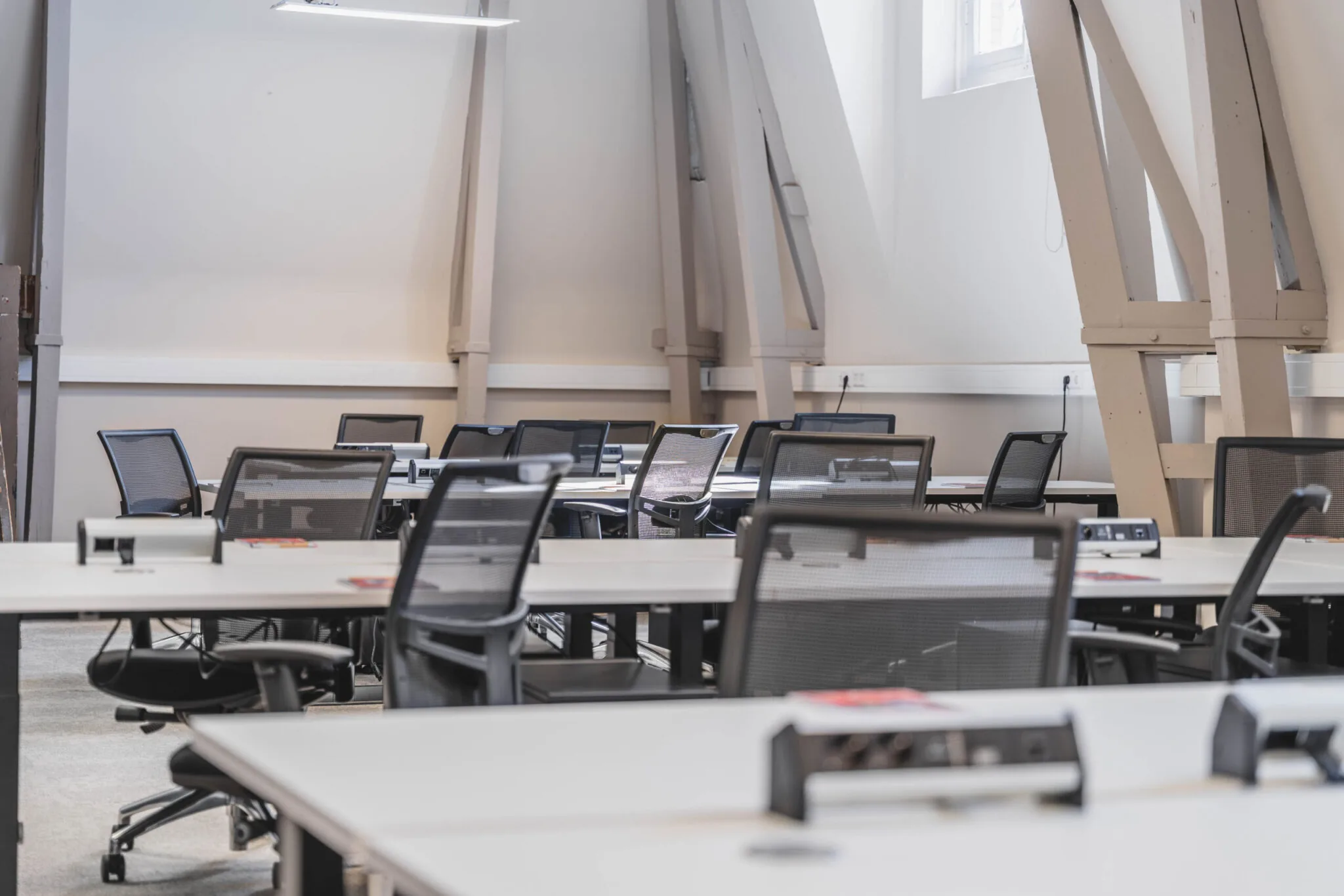 Moderne, lege kantoortuin met bureaus en ergonomische stoelen in Raamplein 1_30.