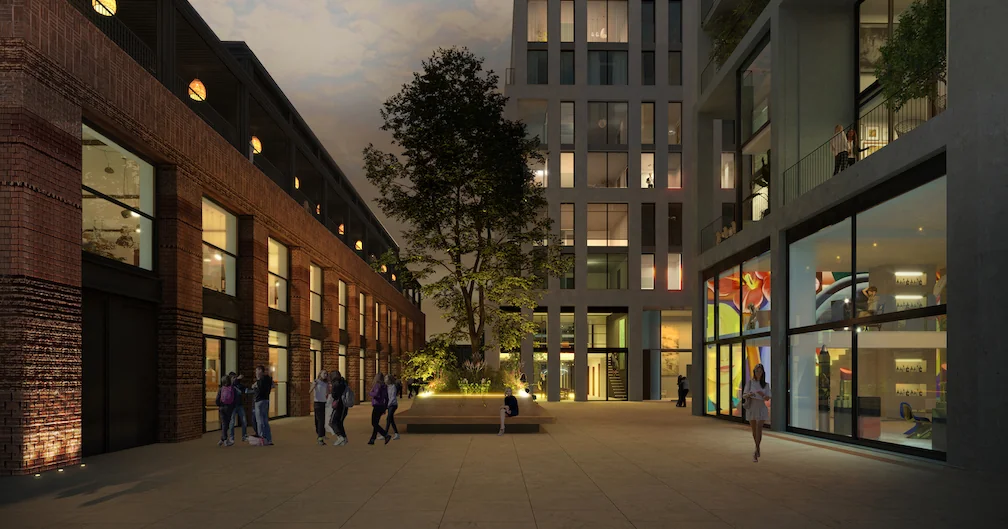 Sfeervol verlichte binnenplaats van Republica Square met moderne gebouwen, grote ramen en mensen die rondlopen.