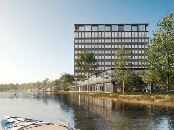 Modern kantoorgebouw aan de Rijnsburgstraat met uitzicht op het water en suppende mensen op de voorgrond.