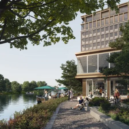 Moderne gevel van een gebouw aan de Rijnsburgstraat 9 met mensen die ontspannen langs het water zitten en wandelen.