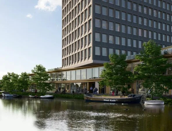 Modern kantoorgebouw aan de Rijnsburgstraat met grote ramen aan het water en aangemeerde boten voor de deur.