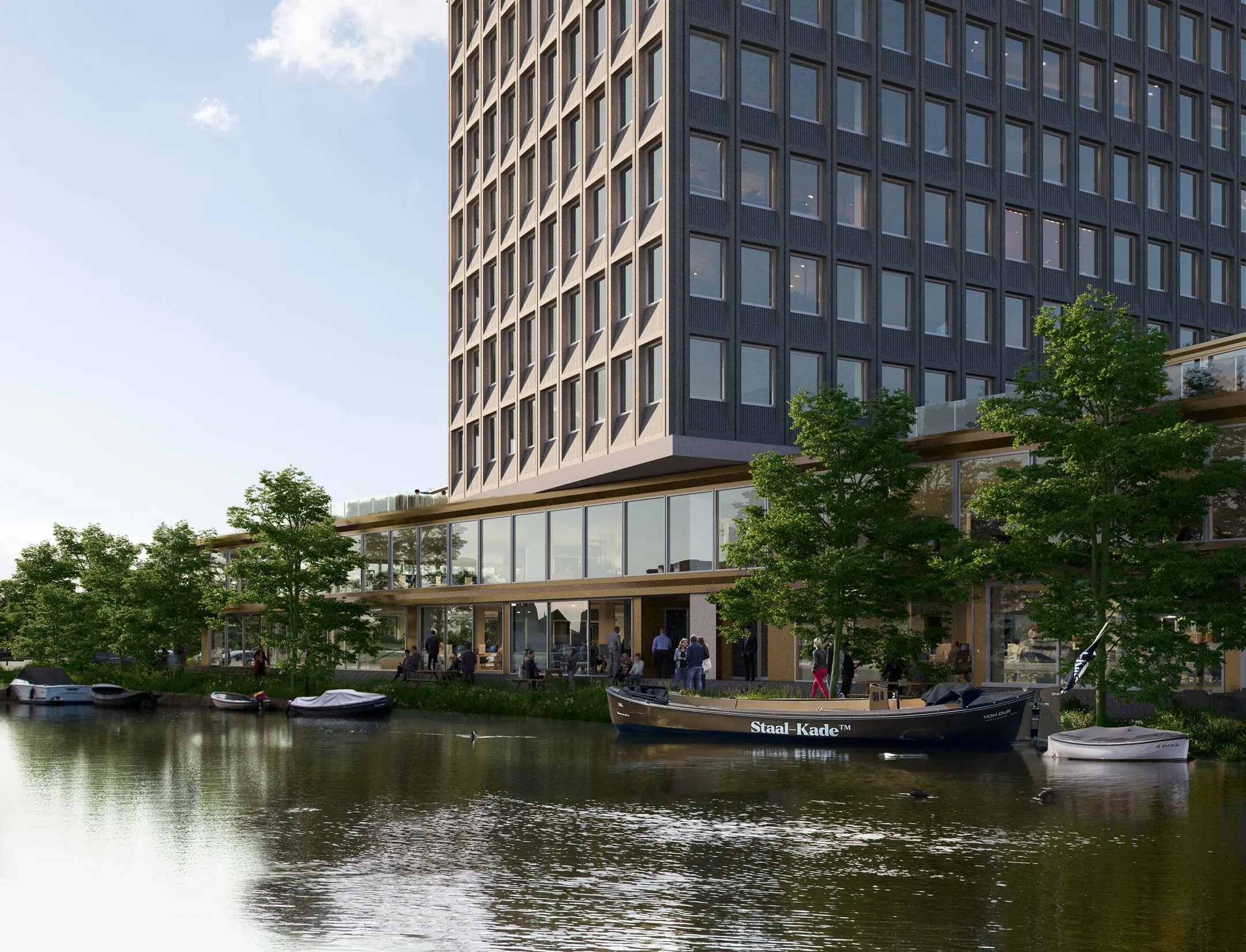 Modern kantoorgebouw aan de Rijnsburgstraat met grote ramen aan het water en aangemeerde boten voor de deur.