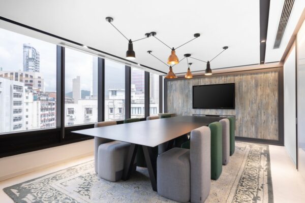Vergaderruimte aan het Rotterdam Airportplein met modern interieur, grote ramen en uitzicht op de stad.