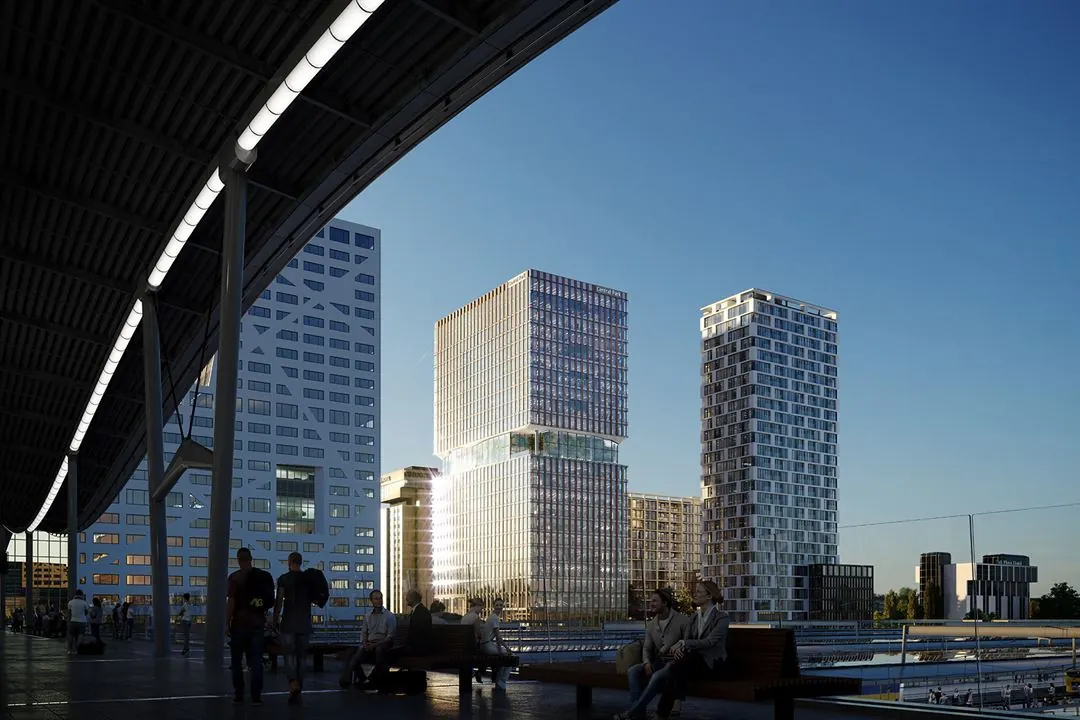 Uitzicht op de moderne hoogbouw Stadsplateau 27-29 in Utrecht vanaf een overdekt stadsplein bij zonsondergang.