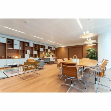 Moderne vergaderruimte op Stadsplateau 27-29 met houten vloer, designmeubilair en open wandkasten.