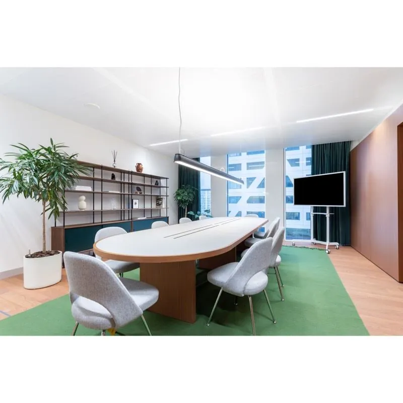 Moderne vergaderruimte in Stadsplateau 27-29 met ovale tafel, grijze stoelen, groot scherm en veel daglicht.