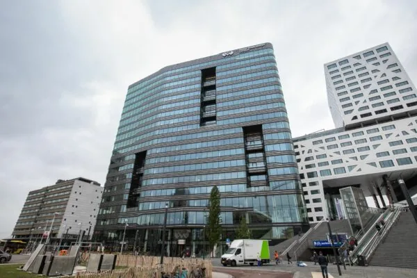 Modern kantoorgebouw Stadsplateau 7 in Utrecht met glazen gevel en naastgelegen trappen naar het Jaarbeursplein.