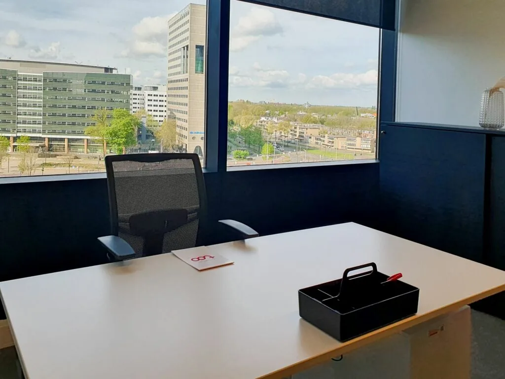 Modern kantoor met uitzicht op stadsgebouwen en woonwijken vanaf Stadsplateau 7.