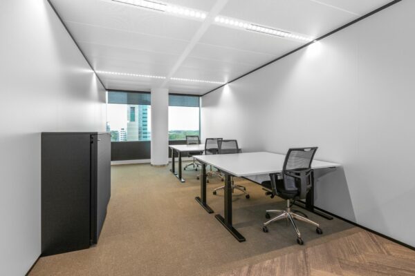 Modern ingericht kantoor met vier bureaus en bureaustoelen in een lichte ruimte aan het Stadsplateau 7.