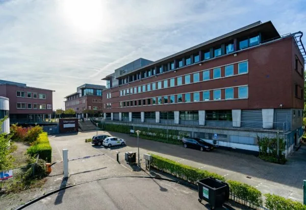 Kantoorgebouw aan de Tielweg 30 in Gouda met parkeerplaatsen en het Mercator-bord in beeld.