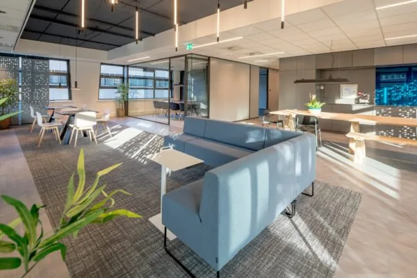 Modern ingerichte kantoorruimte aan de Tielweg 30 met zitgedeelte, vergaderruimte en open keuken.