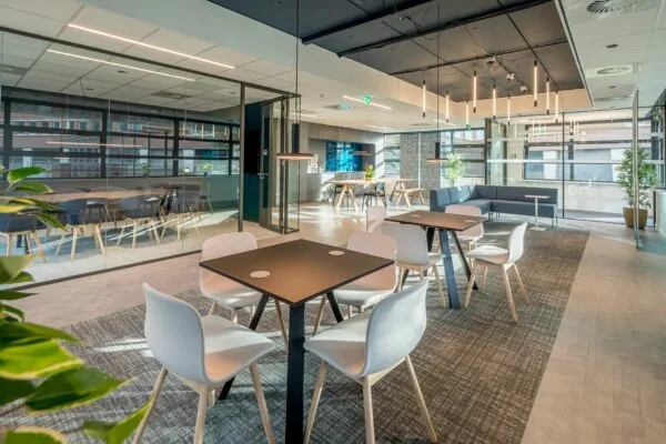 Moderne en lichte kantoorruimte aan de Tielweg 30 met een open zithoek en vergaderruimte.