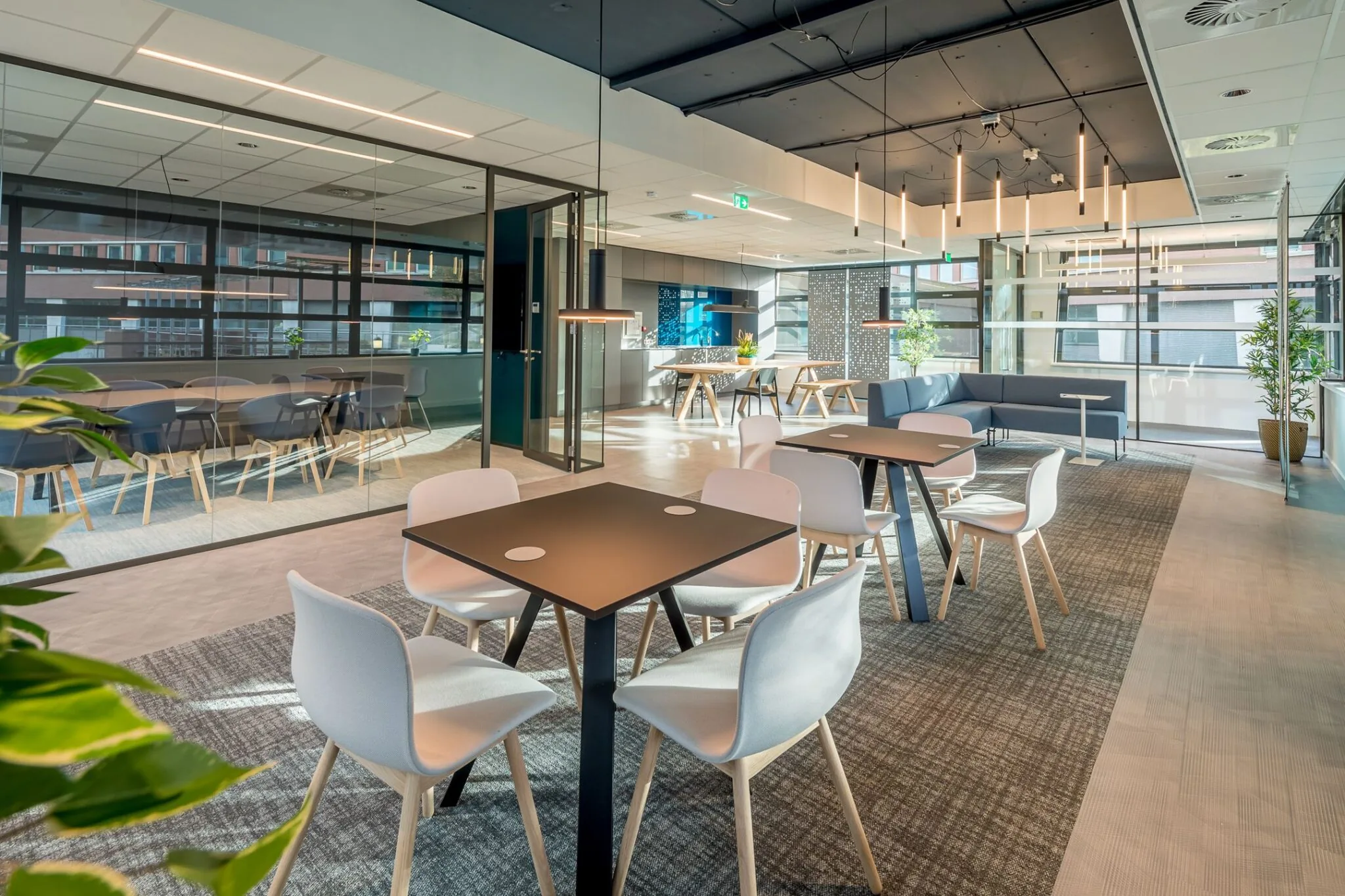 Moderne en lichte kantoorruimte aan de Tielweg 30 met een open zithoek en vergaderruimte.