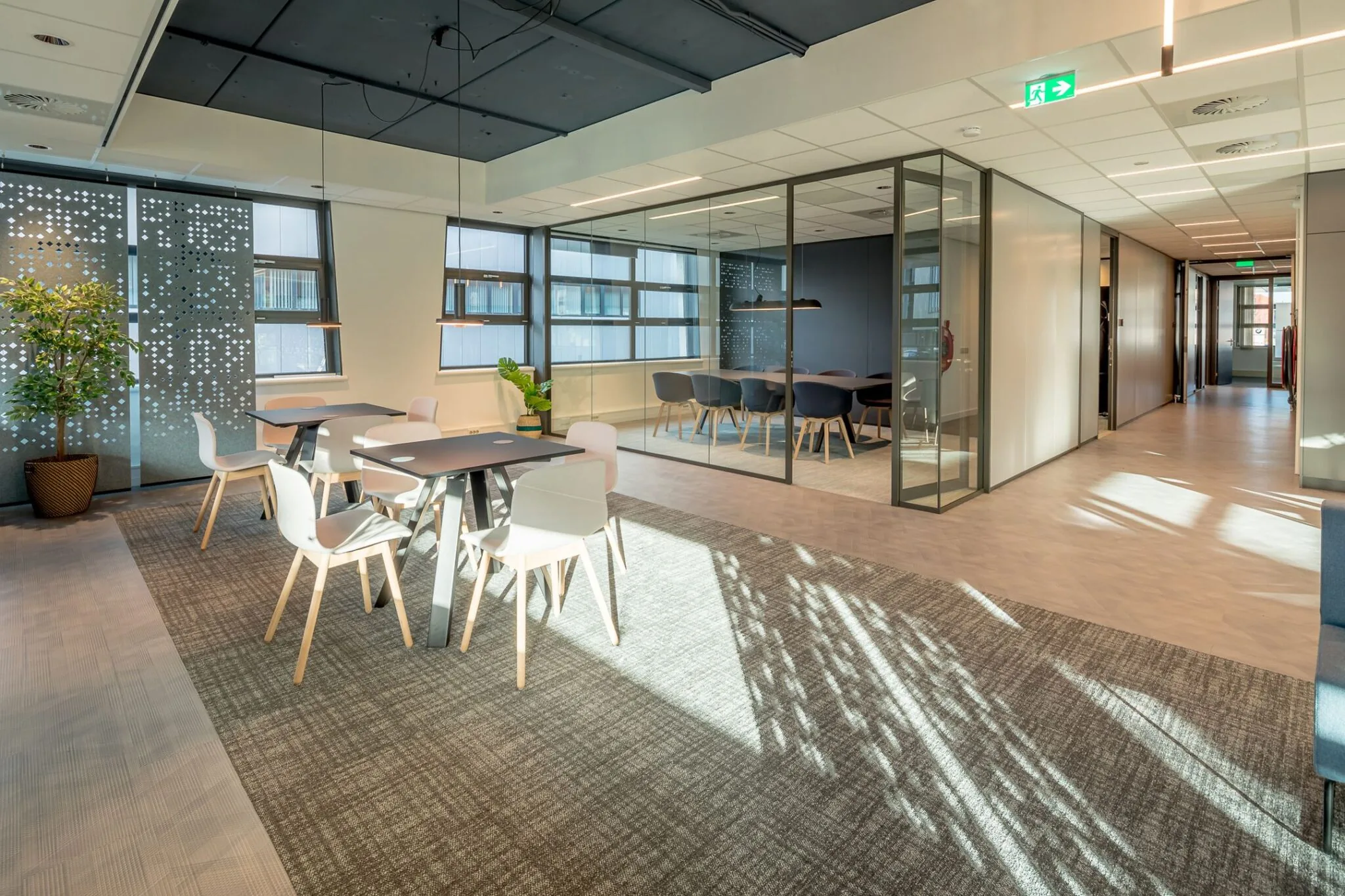 Moderne kantoorruimte aan de Tielweg 30 met vergaderruimte, zitgedeelte en veel natuurlijk licht.