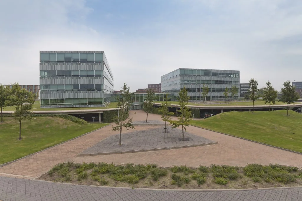 Kantoorcomplex Van Deventerlaan 30-40 met twee moderne kantoorgebouwen en een groen aangelegd voorplein.