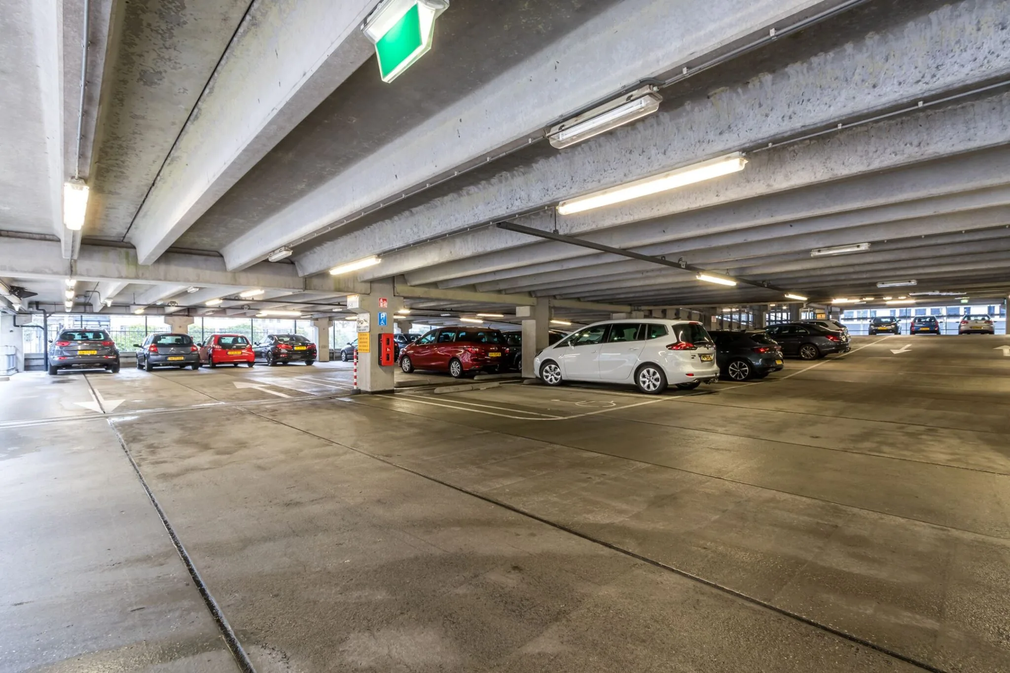 Overdekte parkeergarage met geparkeerde auto’s bij Vliegend Hertlaan 21.
