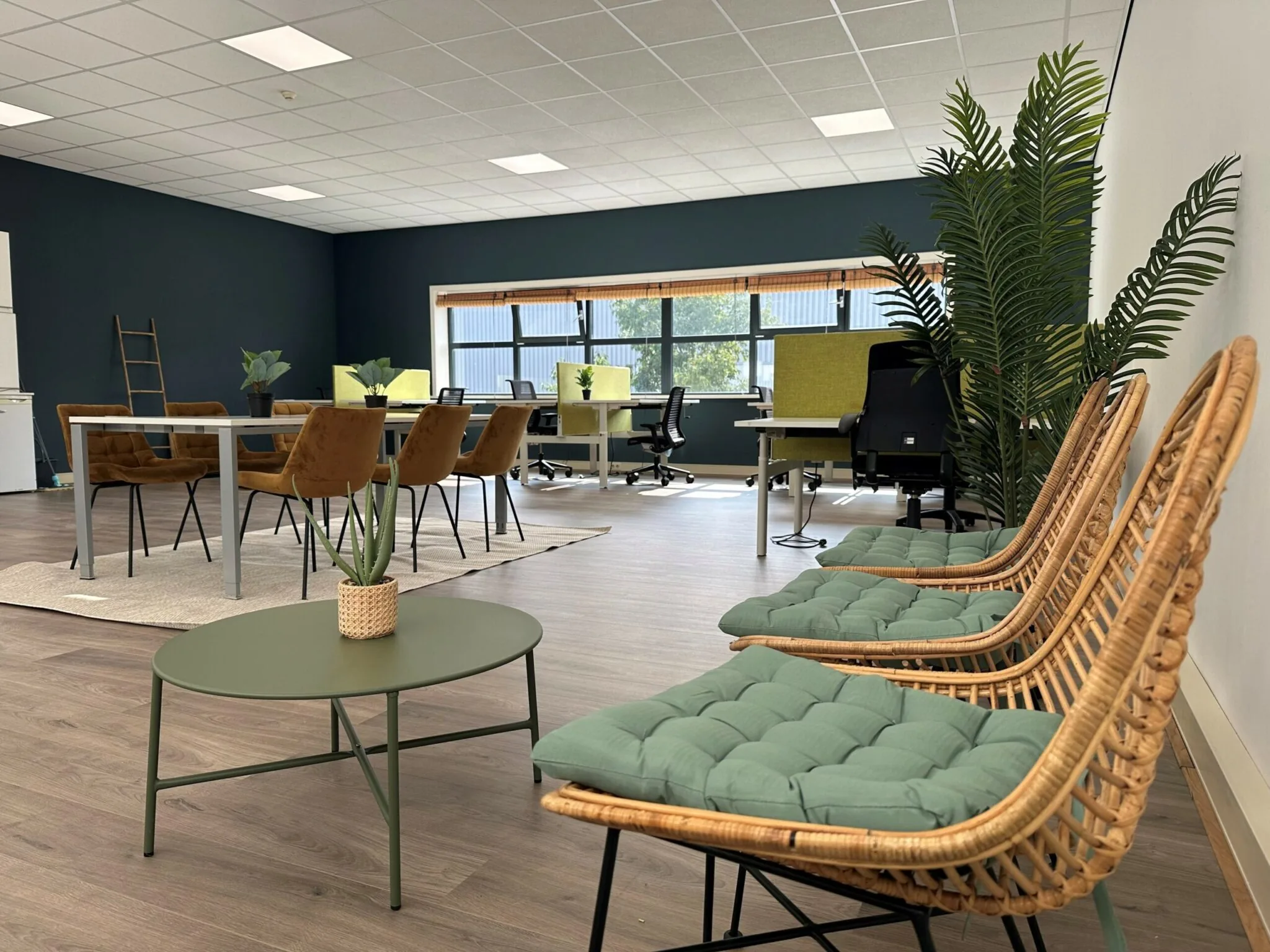 Moderne en ruim opgezette kantoorruimte aan de Waarderweg 25 met zithoek, grote werktafels en veel natuurlijk licht.