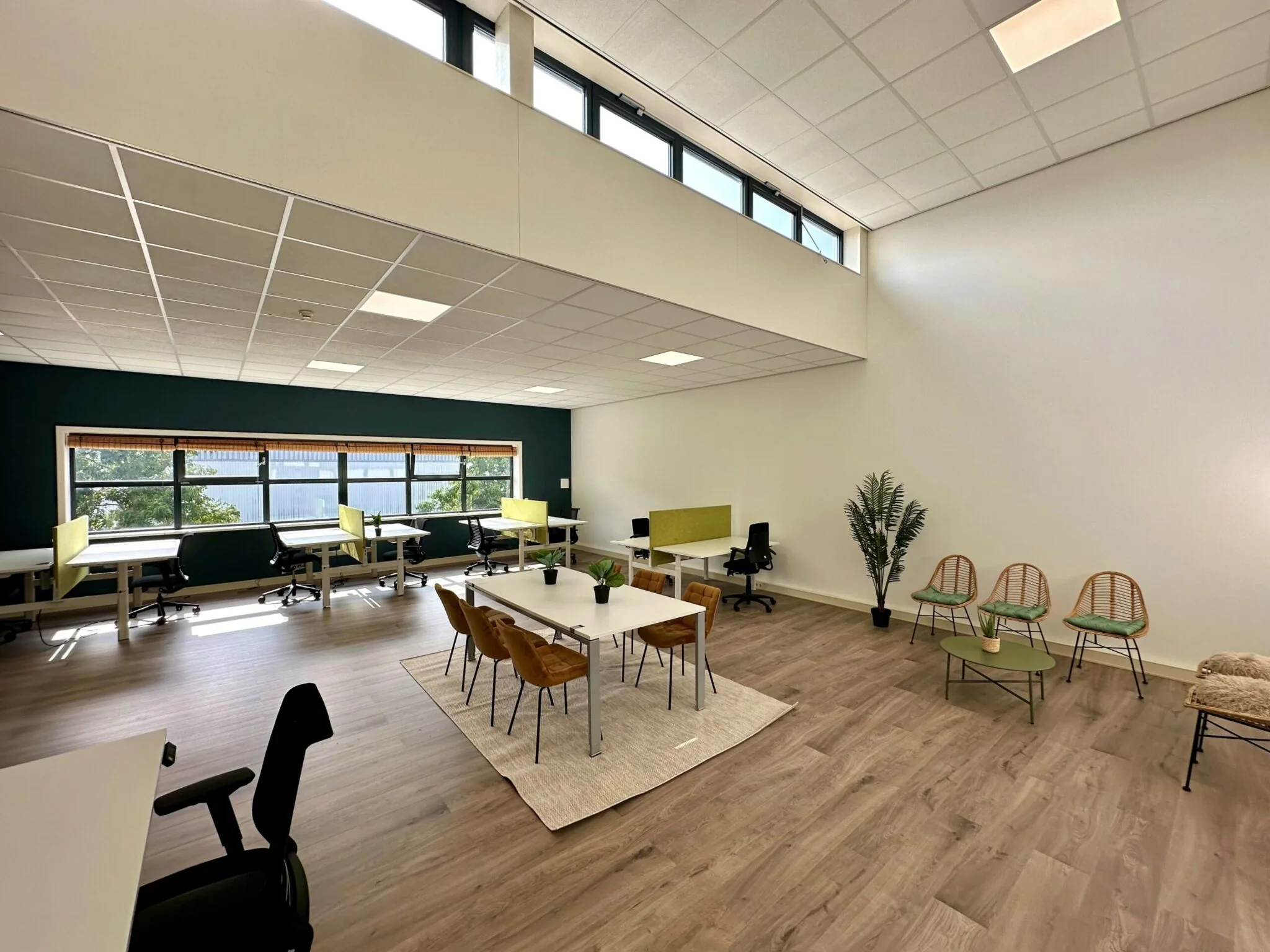 Modern ingerichte kantoorruimte aan de Waarderweg 25 met bureaus, vergadertafel en zithoek.