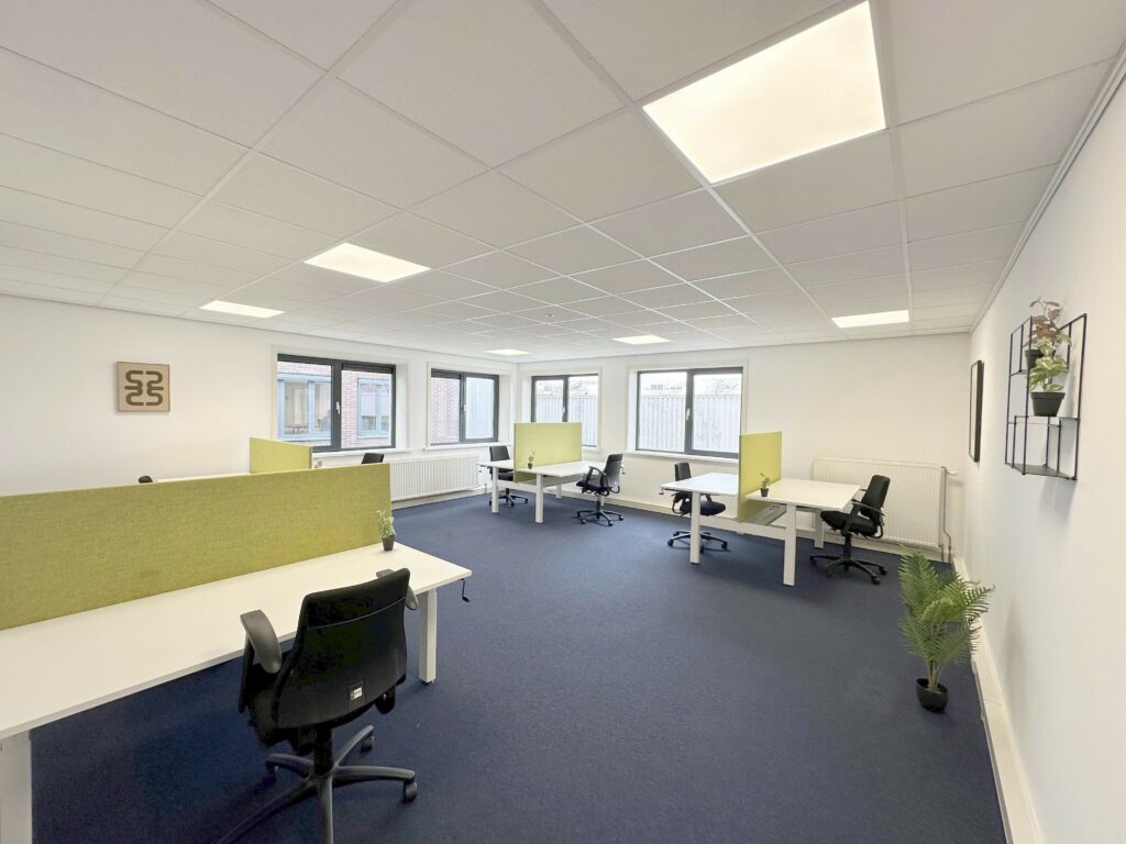 Een moderne, licht ingerichte kantoorruimte met meerdere werkplekken aan de Waarderweg 25.
