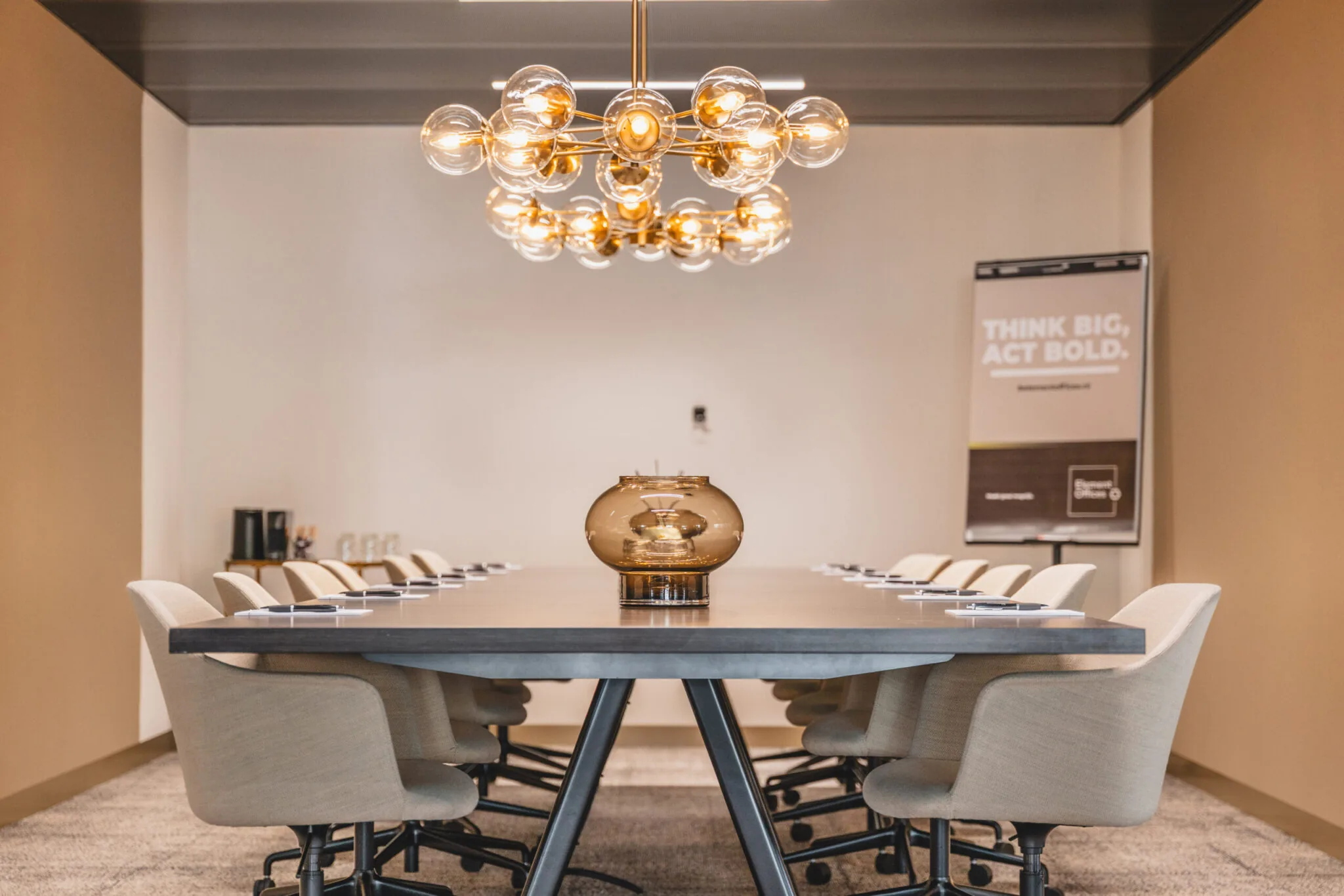 Stijlvolle vergaderruimte Walborg_2_3 met lange tafel, moderne verlichting en presentatiescherm.