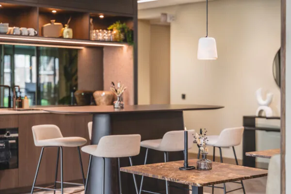 Moderne open keuken en eethoek in Walborg_2_33 met designmeubilair, sfeerverlichting en natuurlijke accenten.