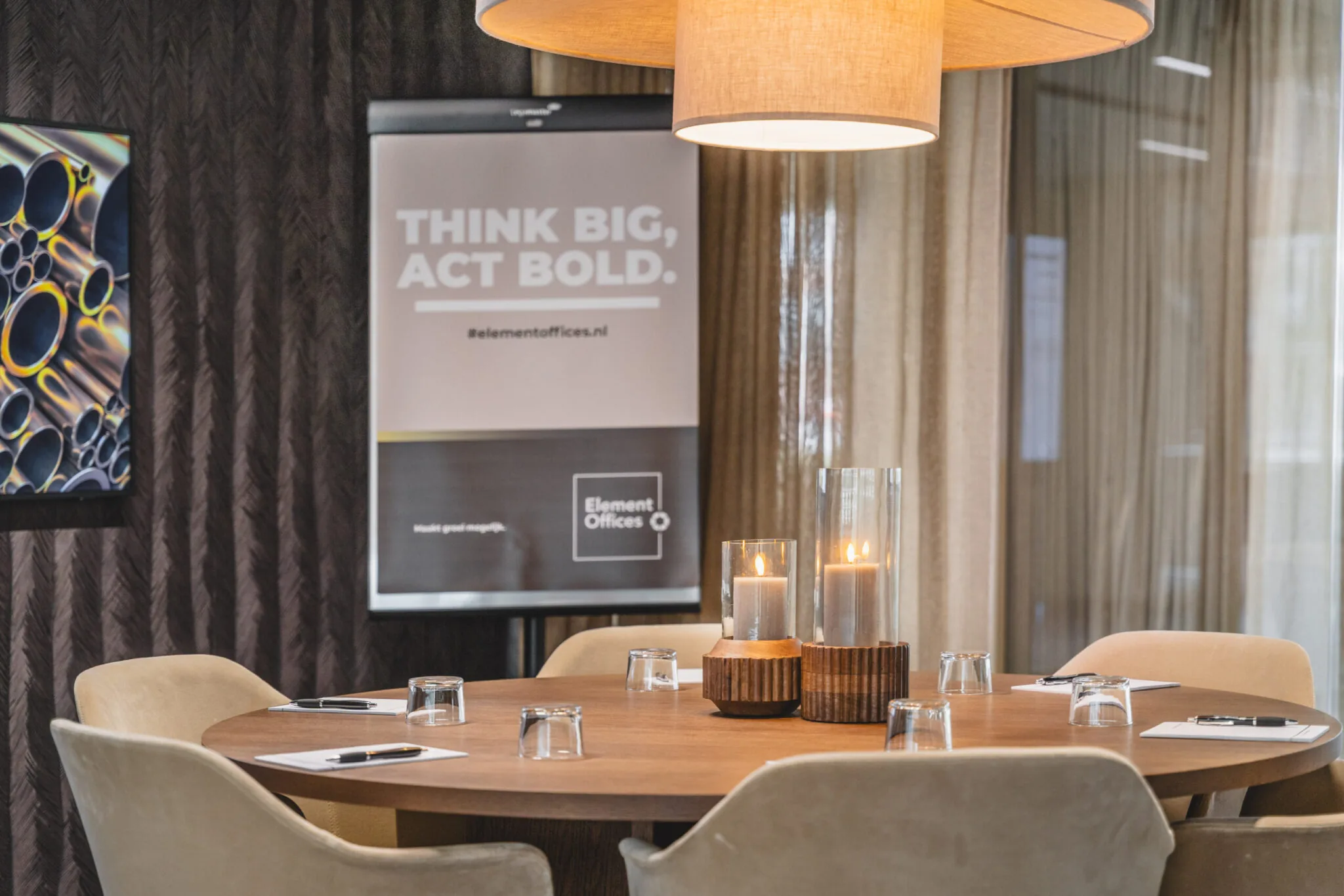 Stijlvol ingerichte vergaderruimte bij Element Offices Walborg met ronde tafel, kaarsen en motiverende poster.