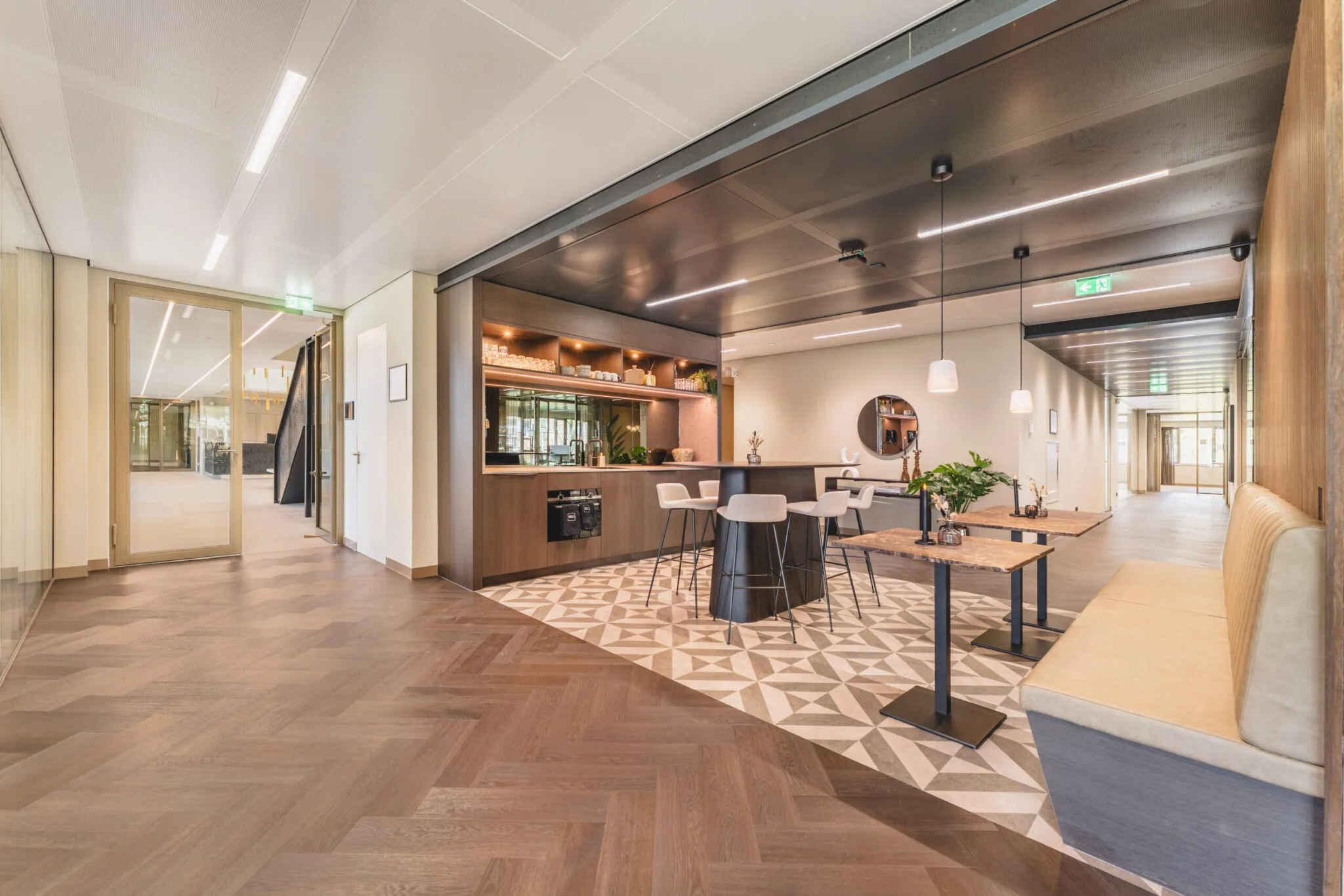 Moderne kantoorruimte Walborg met open koffiebar, zithoek en hout- en tegelvloer.