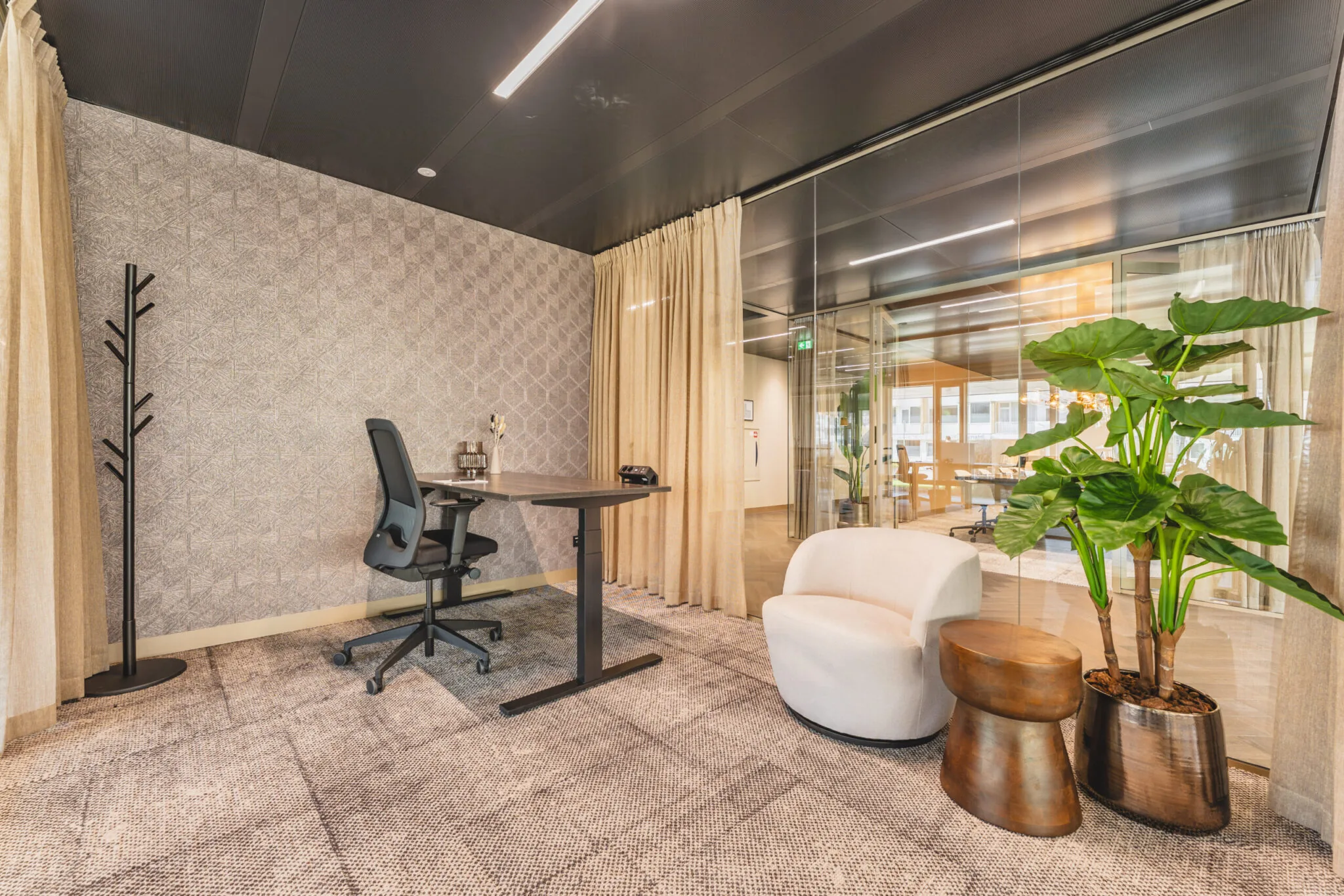 Moderne, sfeervolle kantoorruimte Walborg_2_8 met bureau, ergonomische stoel, loungehoek en grote kamerplant.